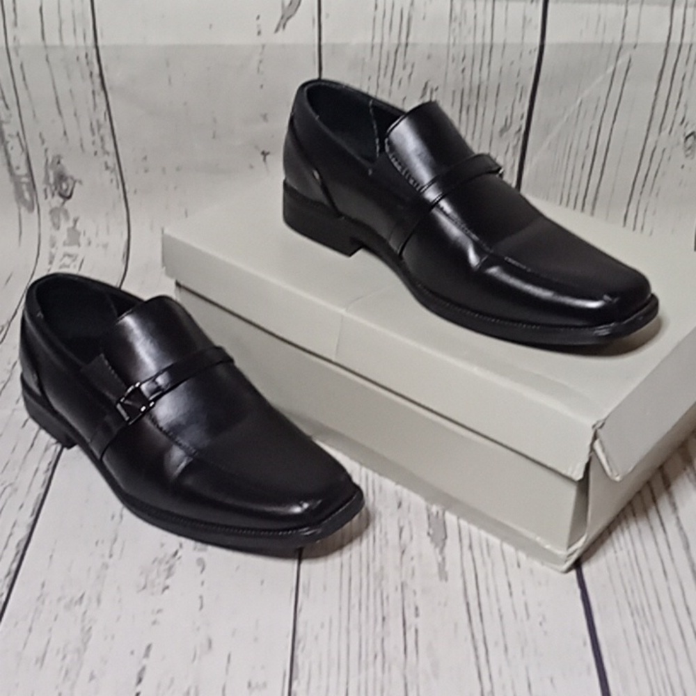 Boys size 4 Black Leather Perry Ellis Dress Shoe